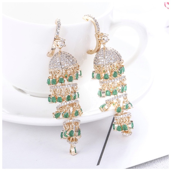 ❤️ Swarovski Crystals The AWA Chandelier Earrings - Picture 3 of 5